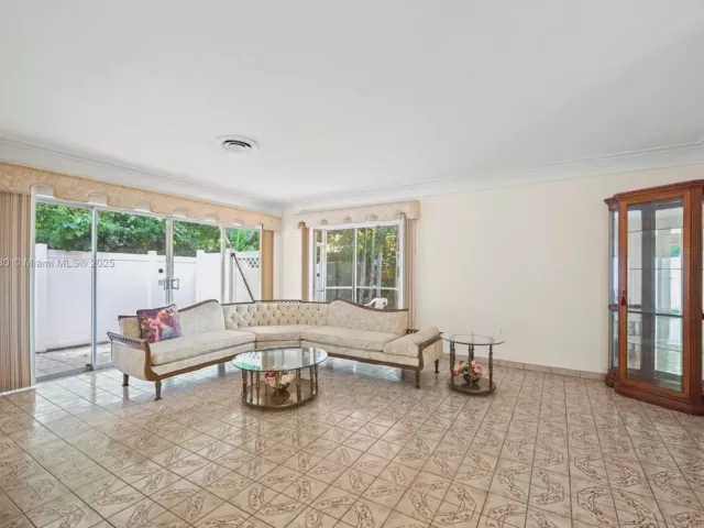 Продажа дома по адресу 700 NE 118th St - фото 6810440