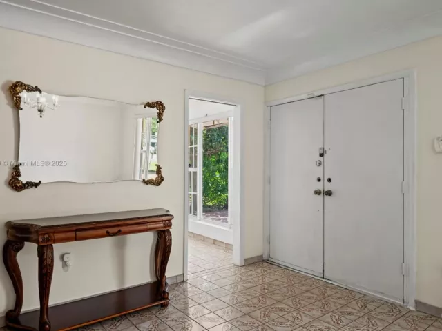 Продажа дома по адресу 700 NE 118th St - фото 6810441