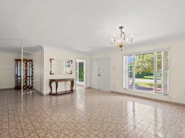 Продажа дома по адресу 700 NE 118th St - фото 6810443