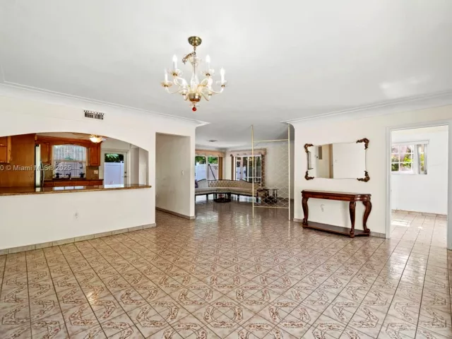 Продажа дома по адресу 700 NE 118th St - фото 6810444