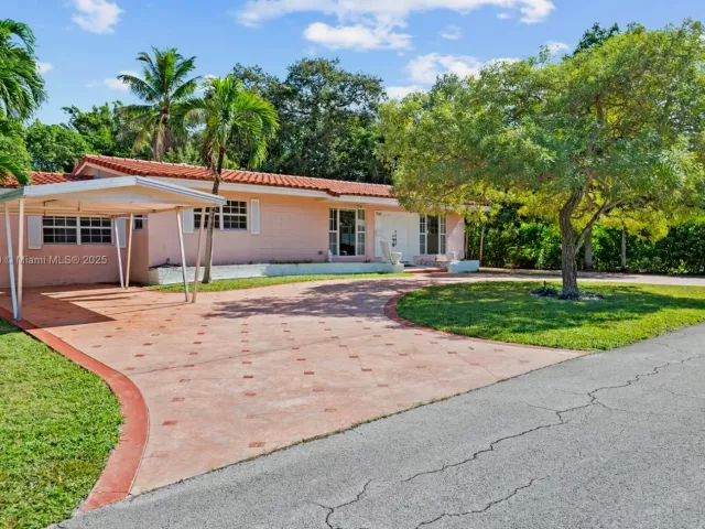 Продажа дома по адресу 700 NE 118th St - фото 6810446