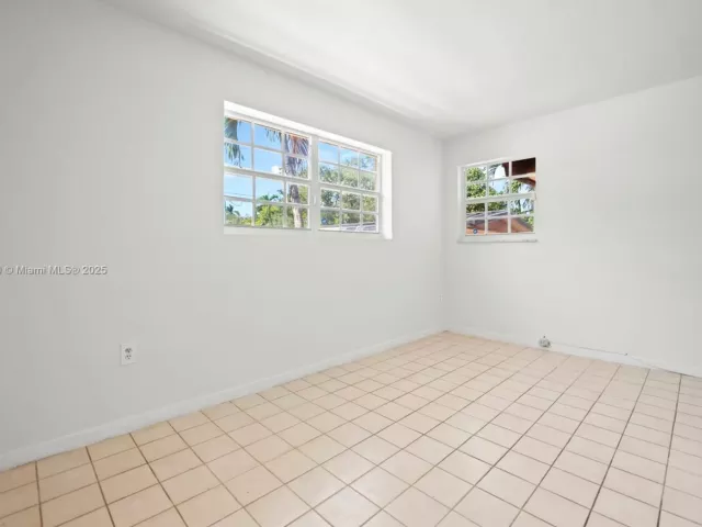 Продажа дома по адресу 700 NE 118th St - фото 6810433