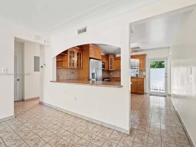 Продажа дома по адресу 700 NE 118th St - фото 6810434