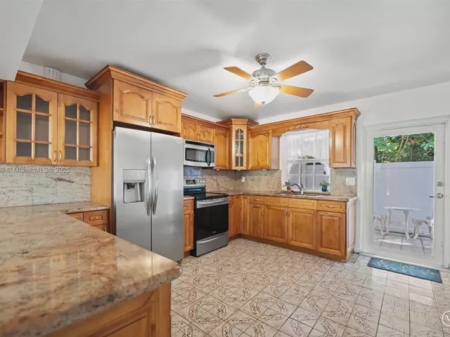 Продажа дома по адресу 700 NE 118th St - фото 6810435