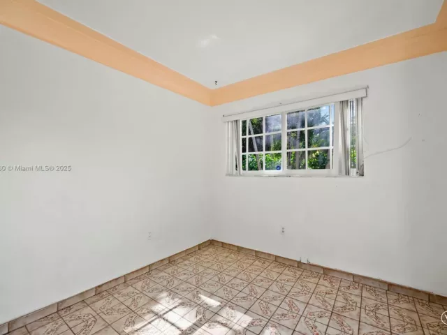 Продажа дома по адресу 700 NE 118th St - фото 6810437