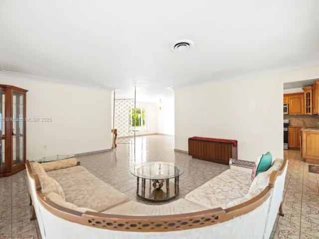 Продажа дома по адресу 700 NE 118th St - фото 6810438