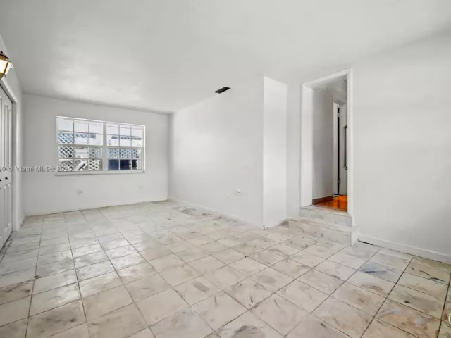 Продажа дома по адресу 700 NE 118th St - фото 6810430