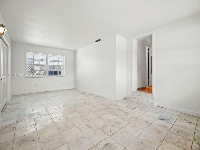 Продажа дома по адресу 700 NE 118th St - фото 6810430