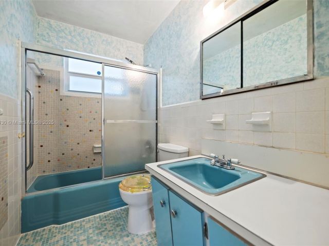 Продажа дома по адресу 700 NE 118th St - фото 6810431