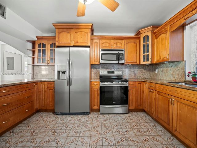 Продажа дома по адресу 700 NE 118th St - фото 6810436