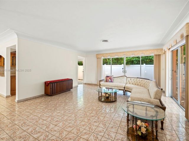 Продажа дома по адресу 700 NE 118th St - фото 6810439