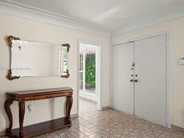 Продажа дома по адресу 700 NE 118th St - фото 6810441