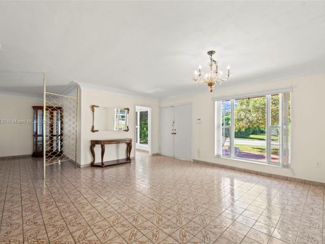 Продажа дома по адресу 700 NE 118th St - фото 6810443