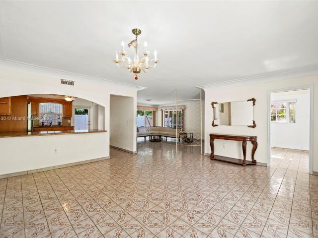 Продажа дома по адресу 700 NE 118th St - фото 6810444