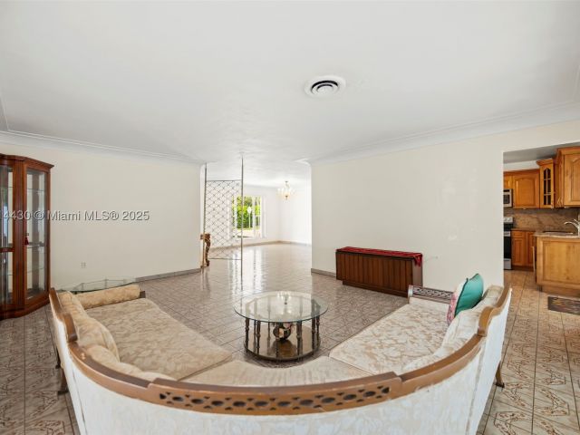 Продажа дома по адресу 700 NE 118th St - фото 7905170