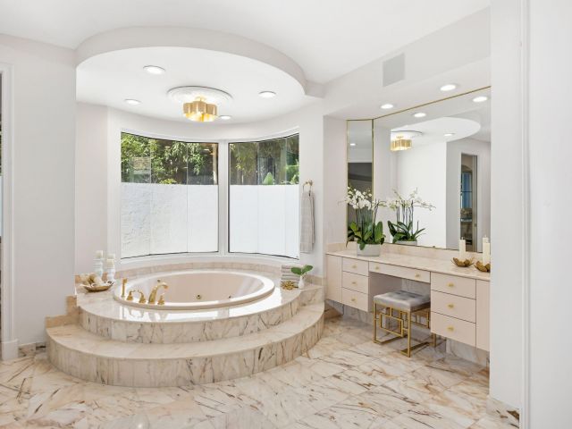 Продажа дома по адресу 16740 Echo Hollow Circle - фото 6820750