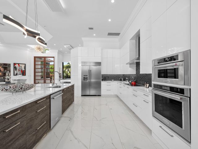 Продажа дома по адресу 4760 Bocaire Boulevard - фото 6814578