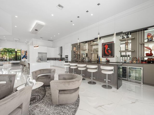 Продажа дома по адресу 4760 Bocaire Boulevard - фото 6814579