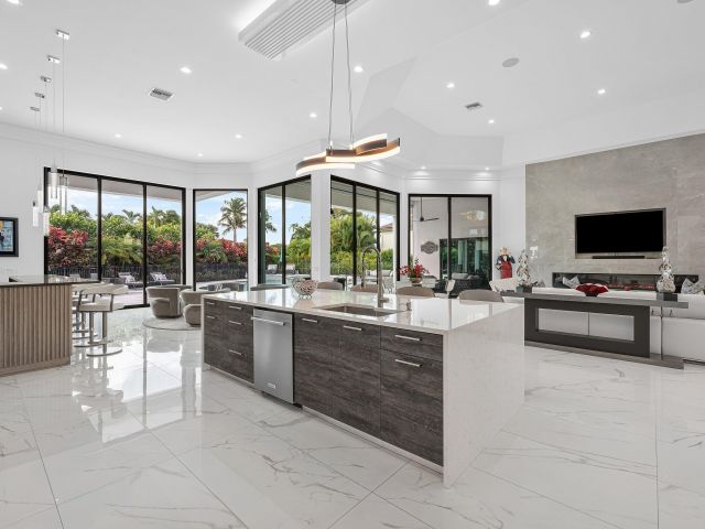 Продажа дома по адресу 4760 Bocaire Boulevard - фото 6814581