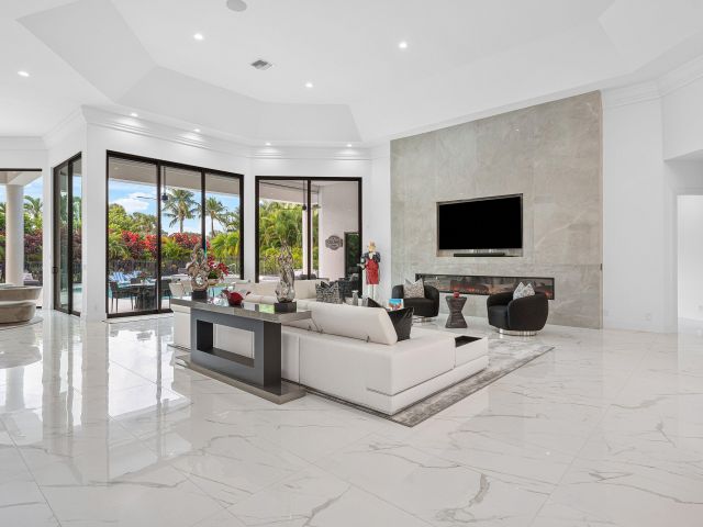 Продажа дома по адресу 4760 Bocaire Boulevard - фото 6814585