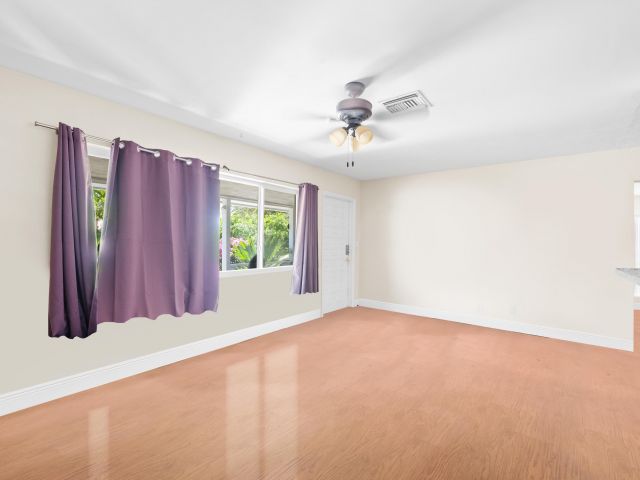 Продажа дома по адресу 137 NW 7th Street - фото 6814418