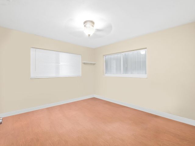 Продажа дома по адресу 137 NW 7th Street - фото 6814421