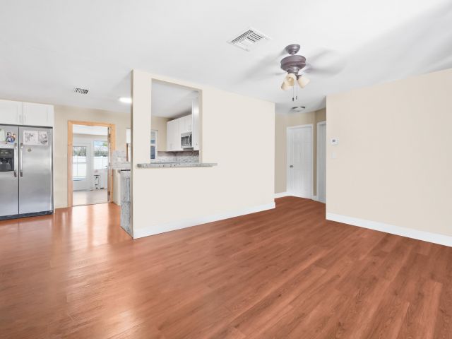 Продажа дома по адресу 137 NW 7th Street - фото 6814422