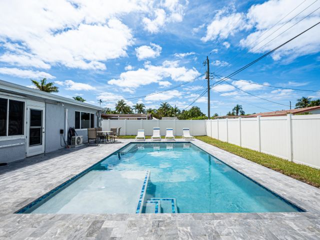 Продажа дома по адресу 137 NW 7th Street - фото 6814423