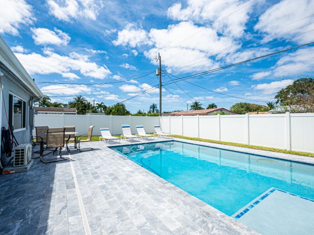 Продажа дома по адресу 137 NW 7th Street - фото 6814424