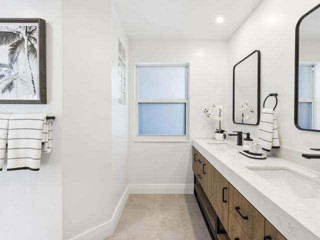 Продажа дома по адресу 1330 NE 4th Avenue - фото 6814431