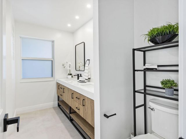 Продажа дома по адресу 1330 NE 4th Avenue - фото 6814432