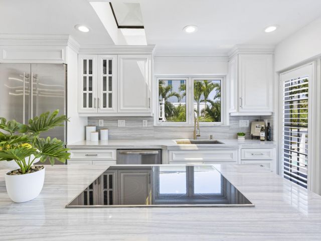 Продажа дома по адресу 1330 NE 4th Avenue - фото 6814436