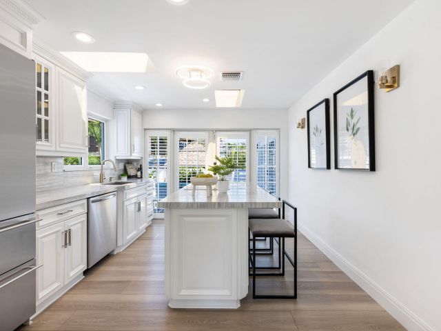 Продажа дома по адресу 1330 NE 4th Avenue - фото 6814437