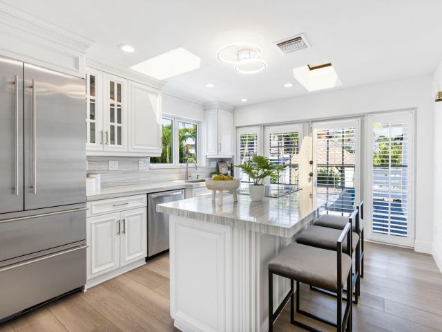 Продажа дома по адресу 1330 NE 4th Avenue - фото 6814438