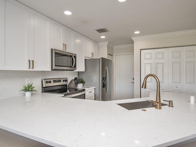 Дом в аренду по адресу 16081 Sierra Palms Drive - фото 6811450