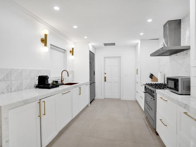 Продажа дома по адресу 247 SE 3rd Avenue - фото 6827474