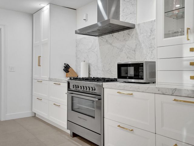 Продажа дома по адресу 247 SE 3rd Avenue - фото 6827475