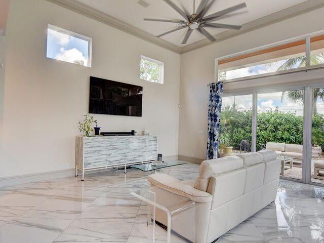 Дом в аренду по адресу 6735 Royal Orchid Circle - фото 6812924