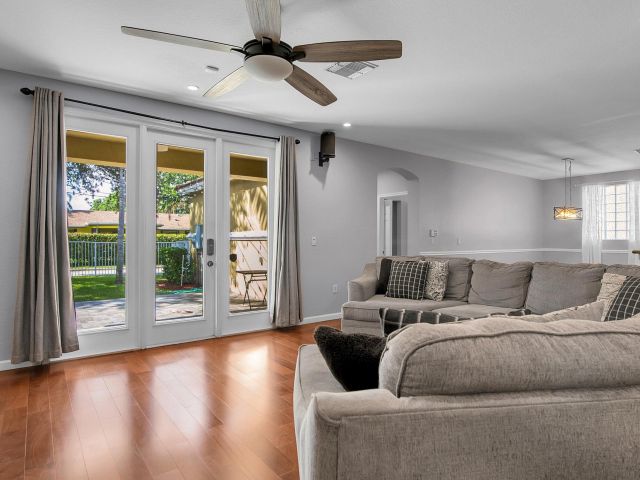 Продажа дома по адресу 4540 Highgate Drive - фото 6810660