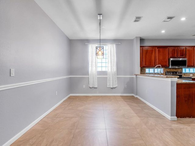 Продажа дома по адресу 4540 Highgate Drive - фото 6810662