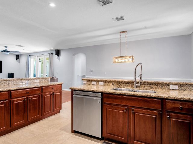 Продажа дома по адресу 4540 Highgate Drive - фото 6810663