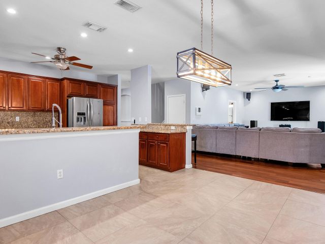 Продажа дома по адресу 4540 Highgate Drive - фото 6810666