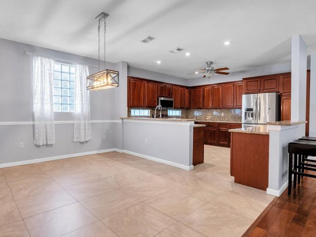 Продажа дома по адресу 4540 Highgate Drive - фото 6810667