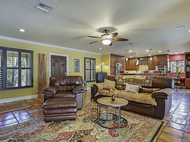 Продажа дома по адресу 801 NW 4th Avenue - фото 6830550