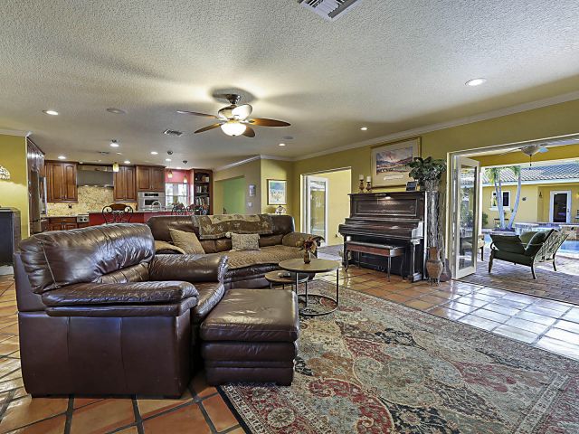 Продажа дома по адресу 801 NW 4th Avenue - фото 6830552