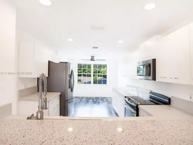 Дом в аренду по адресу 1998 NE 7th St 104 - фото 6812401