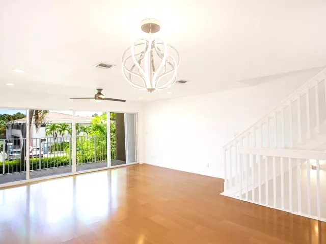 Дом в аренду по адресу 1998 NE 7th St 104 - фото 6812402