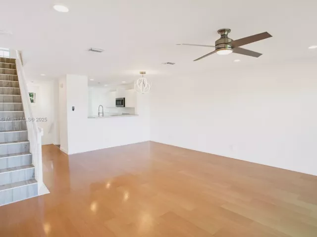 Дом в аренду по адресу 1998 NE 7th St 104 - фото 6812403