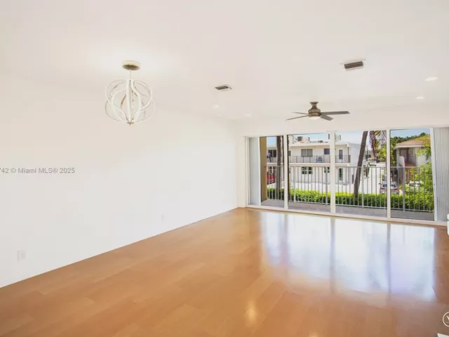 Дом в аренду по адресу 1998 NE 7th St 104 - фото 6812405