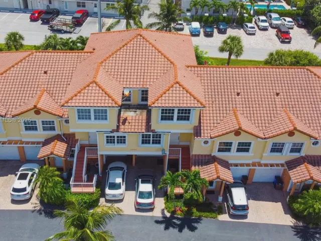 Дом в аренду по адресу 1998 NE 7th St 104 - фото 6812407